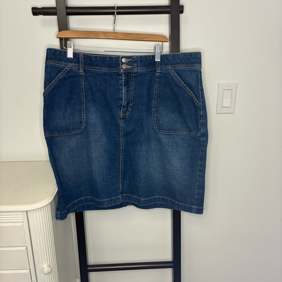 DH Denver Hayes Denim Skirt. Blue. Pockets in front. Zipper and button closure. - Picture 9 of 11